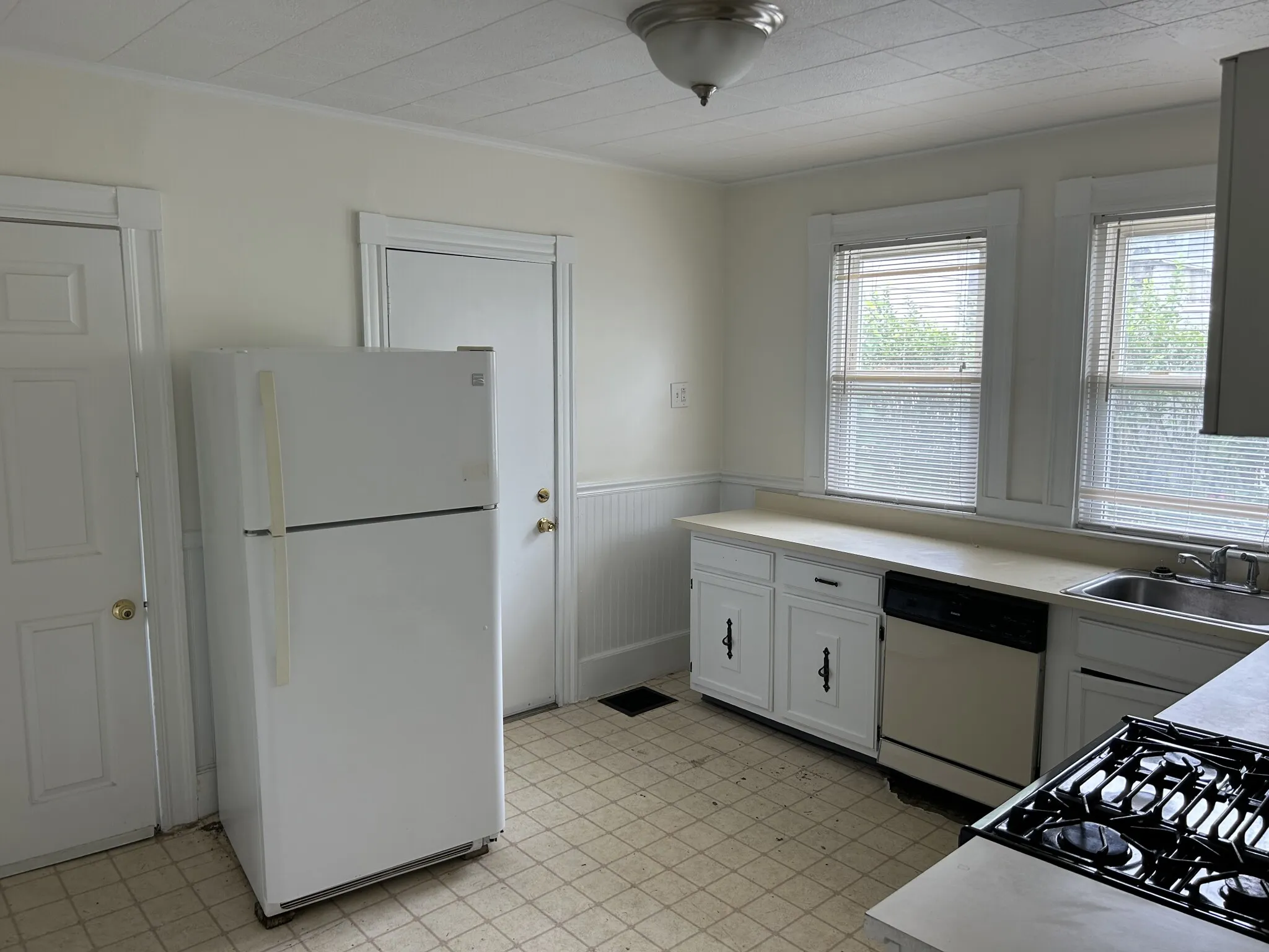 4 bed, 1 bath apartment for rent at 27 Albion St Unit 1, Powder House Square — photo 18 of 25