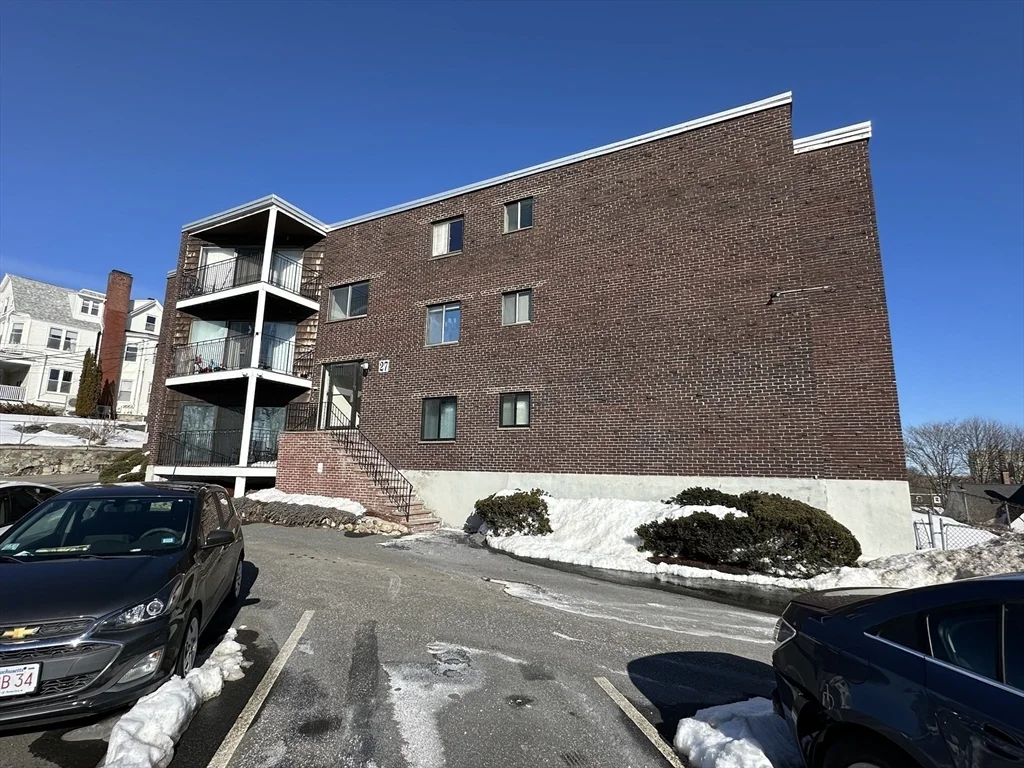 2 bed, 1 bath apartment for rent at 27 Alpine St Unit Unit 11, West End — photo 2 of 11