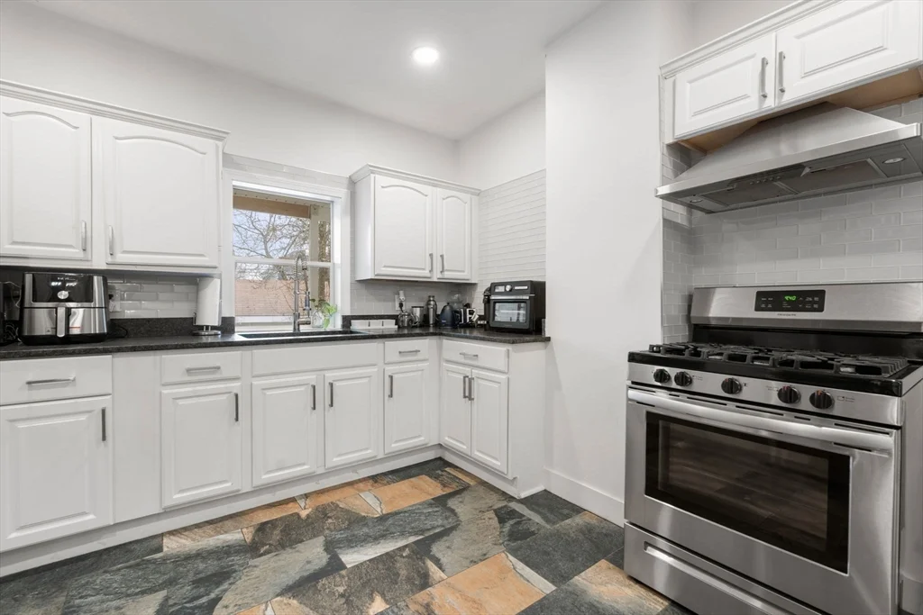 2 bed, 1.5 bath apartment for rent at 27 Ballou Ave Unit 27, Dorchester — photo 8 of 32