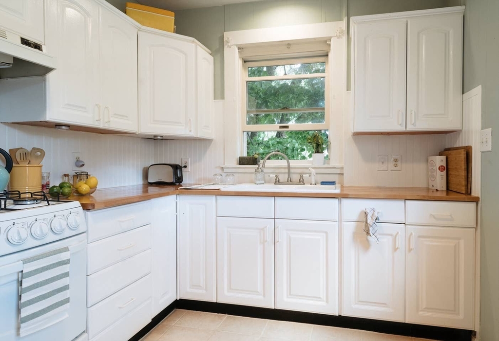 1 bed, 1 bath apartment for rent at 27 Barton Unit 1, Waltham — photo 4 of 7