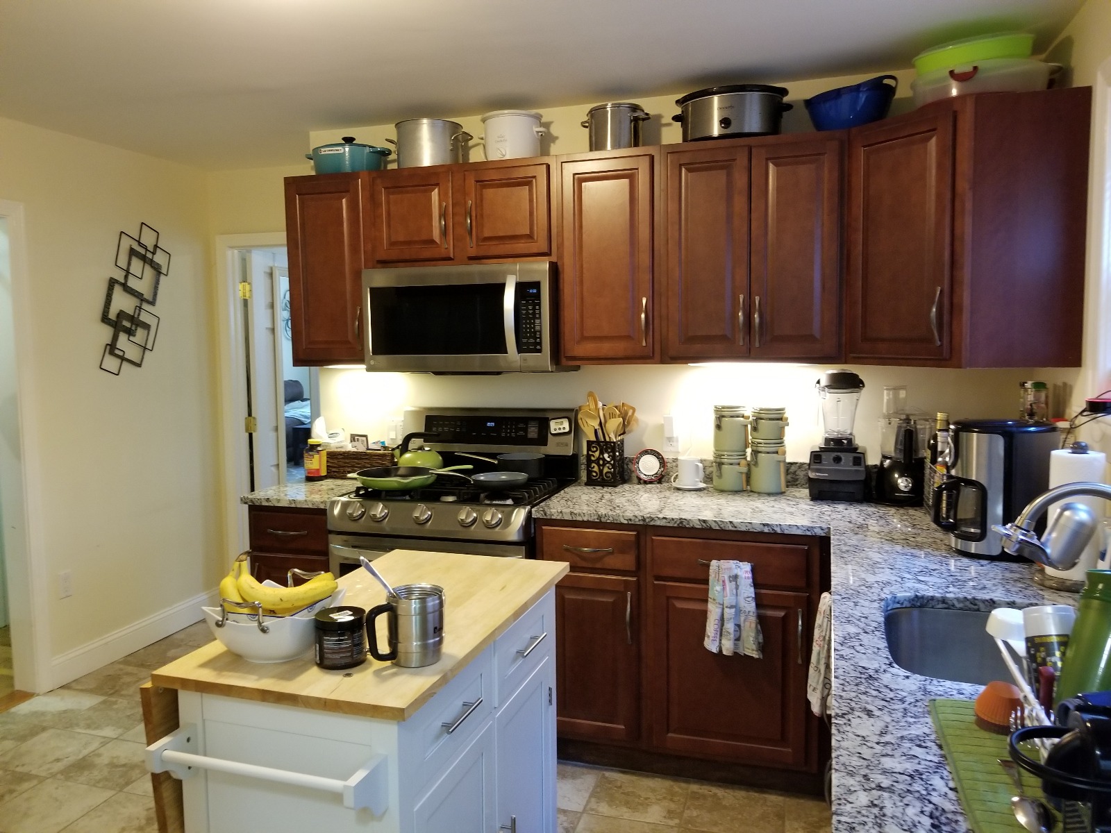 4 bed, 1 bath apartment for rent at 27 Bostonia Ave Unit 1, Oak Square — photo 3 of 8
