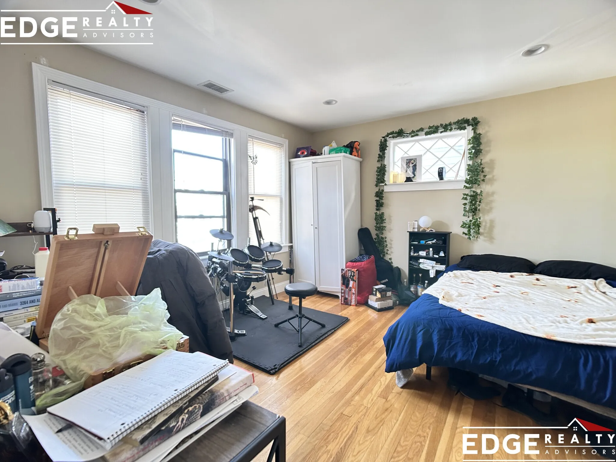 4 bed, 1 bath apartment for rent at 27 Bostonia Ave Unit 2, Oak Square — photo 8 of 10