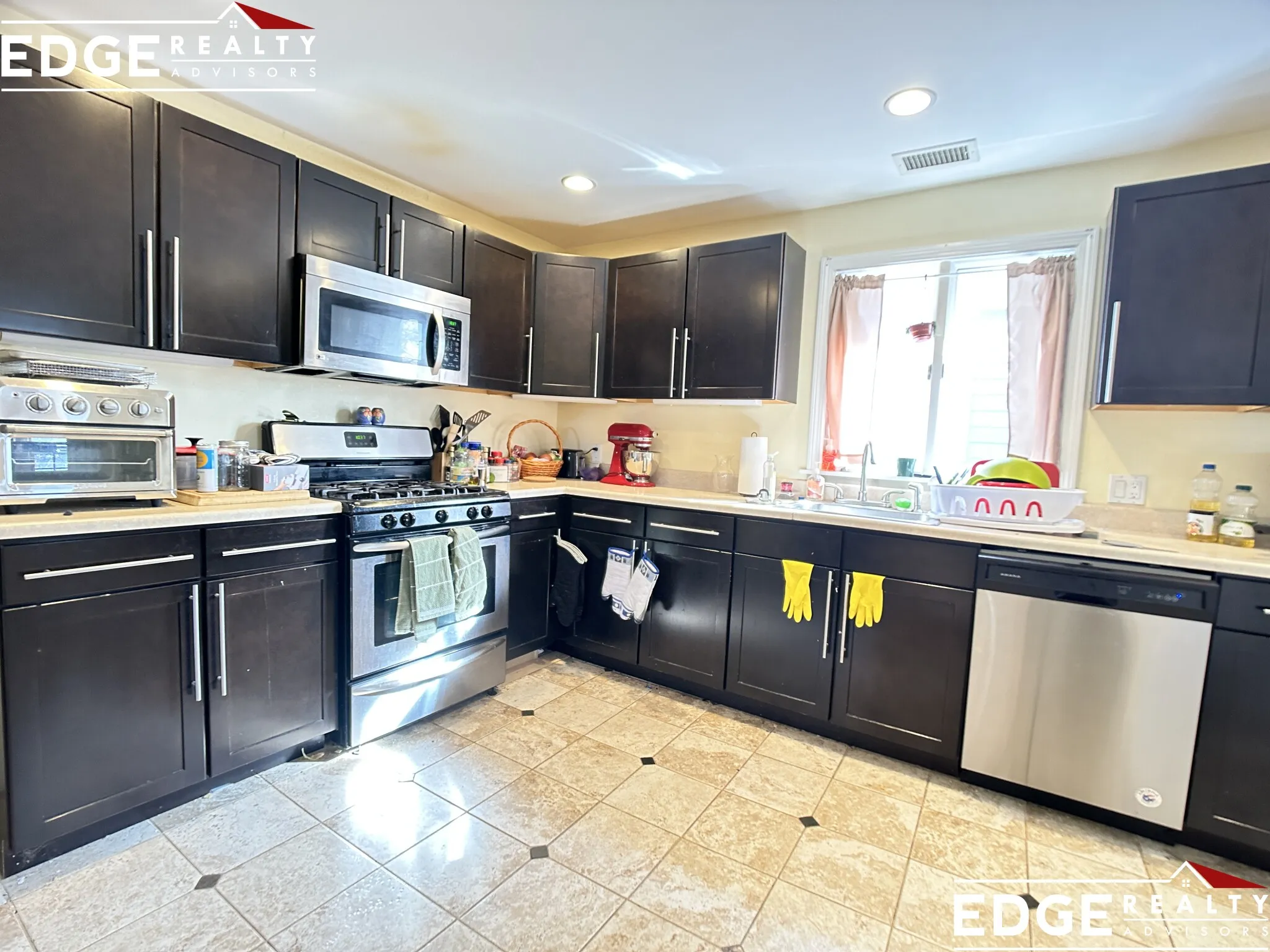 4 bed, 1 bath apartment for rent at 27 Bostonia Ave Unit 2, Oak Square — photo 2 of 10