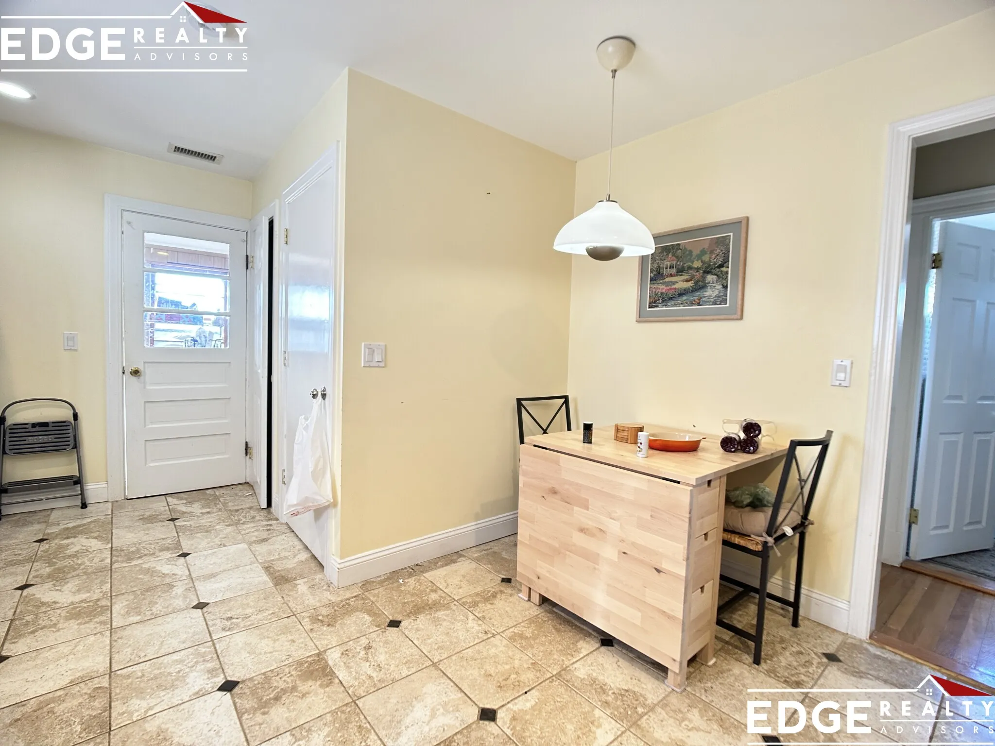 4 bed, 1 bath apartment for rent at 27 Bostonia Ave Unit 2, Oak Square — photo 3 of 10