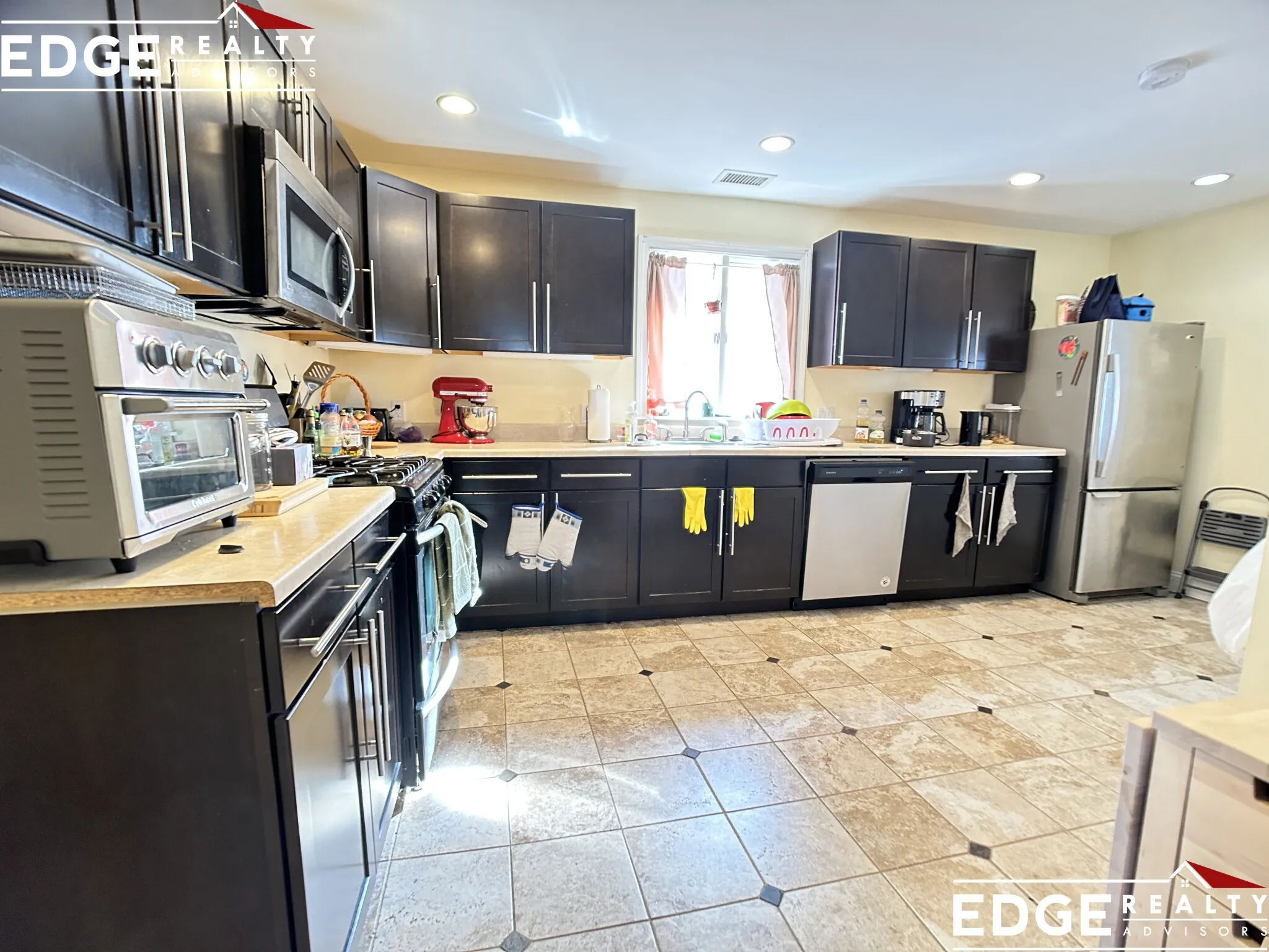 4 bed, 1 bath apartment for rent at 27 Bostonia Ave Unit 2, Oak Square — photo 1 of 10
