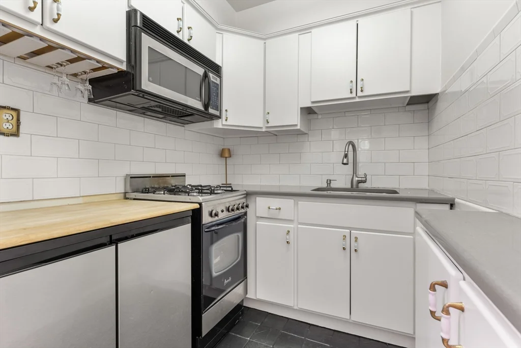 Studio bed, 1 bath apartment for rent at 27 Bowdoin Unit 1C, Beacon Hill — photo 3 of 21