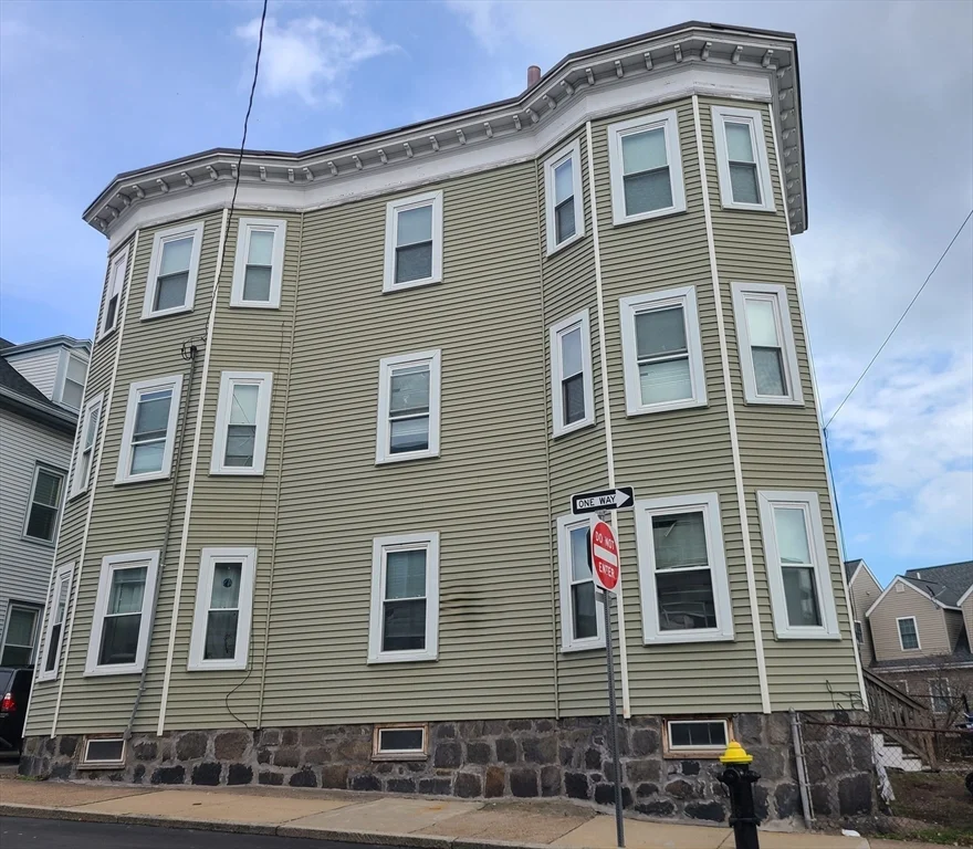 3 bed, 1 bath apartment for rent at 27 Buttonwood St Unit 1, Dorchester