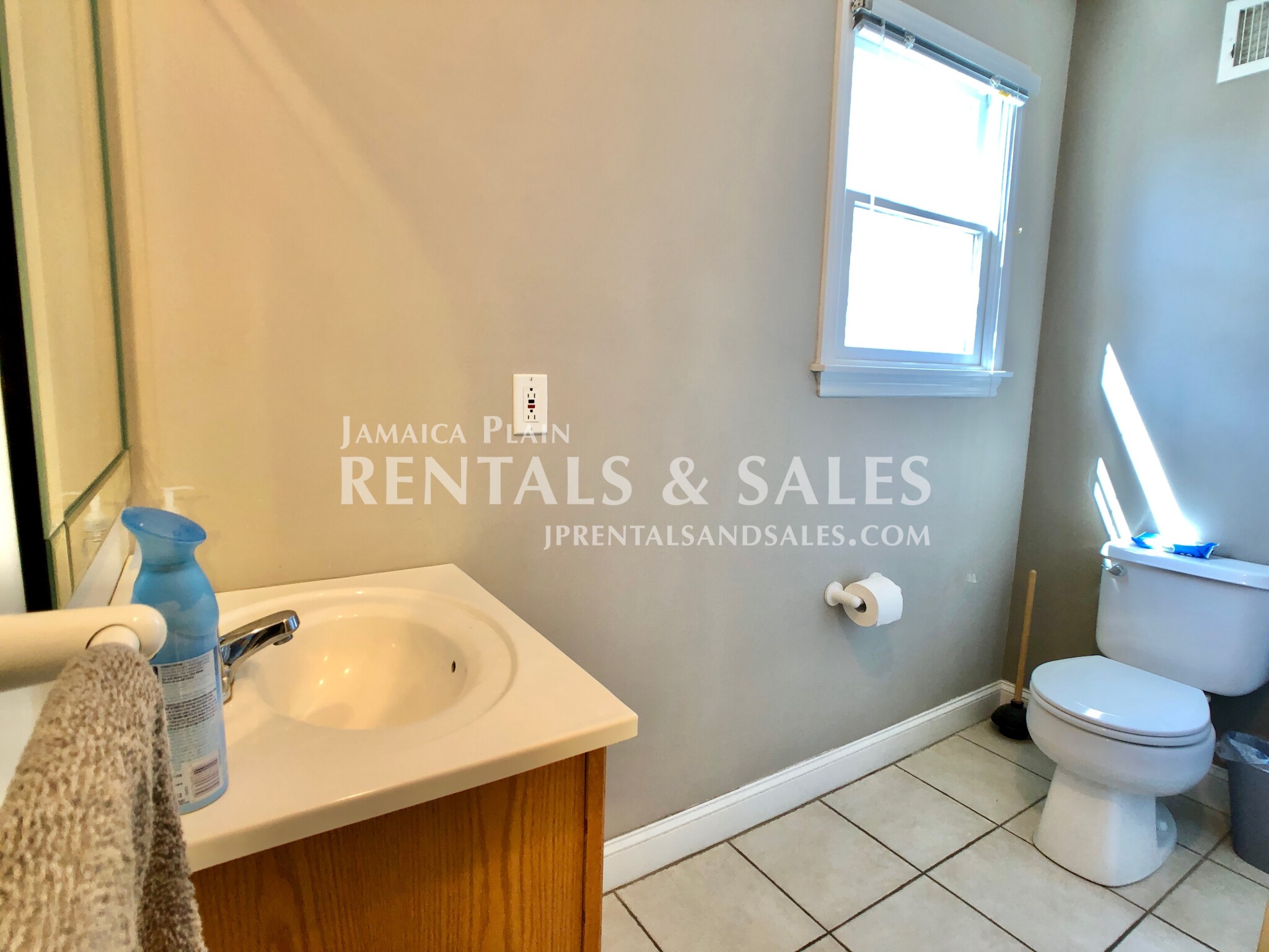3 bed, 1.5 bath apartment for rent at 27 Clive St Unit A, Jamaica Plain — photo 10 of 19