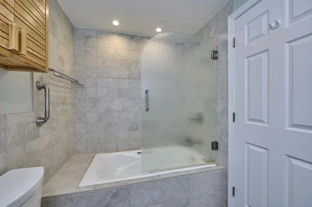3 bed, 3 bath apartment for rent at 27 Cranberry Ln, Burlington — photo 25 of 39