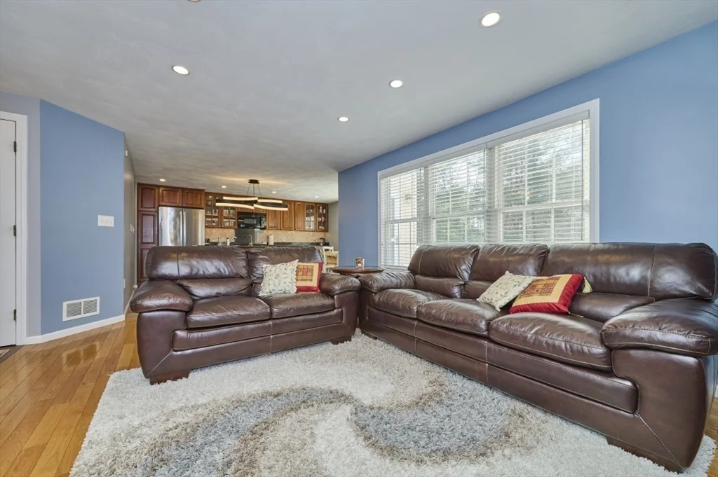3 bed, 3 bath apartment for rent at 27 Cranberry Ln, Burlington — photo 8 of 39