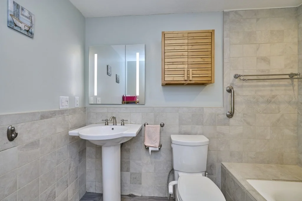 3 bed, 3 bath apartment for rent at 27 Cranberry Ln, Burlington — photo 26 of 39