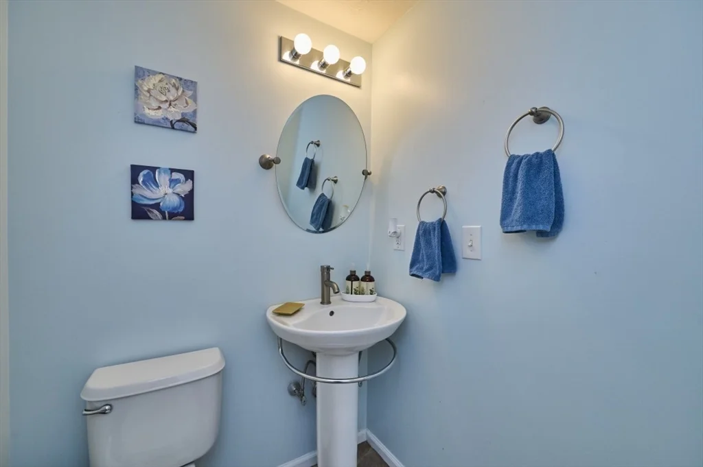 3 bed, 3 bath apartment for rent at 27 Cranberry Ln, Burlington — photo 12 of 39