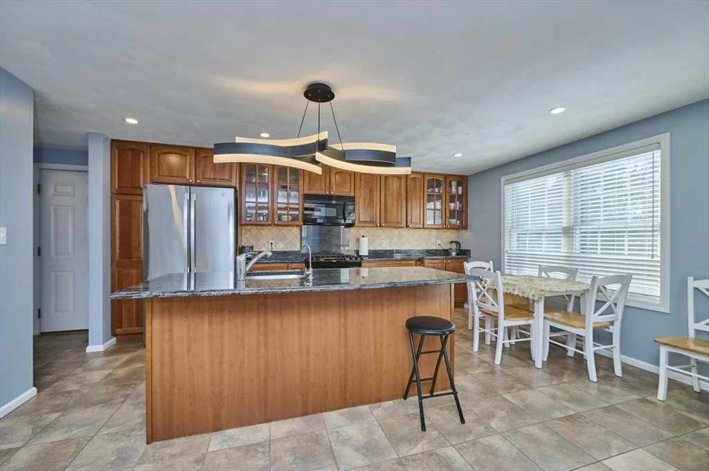 3 bed, 3 bath apartment for rent at 27 Cranberry Ln, Burlington — photo 9 of 39