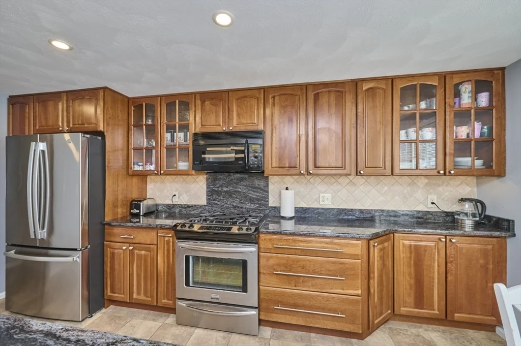 3 bed, 3 bath apartment for rent at 27 Cranberry Ln, Burlington — photo 11 of 39
