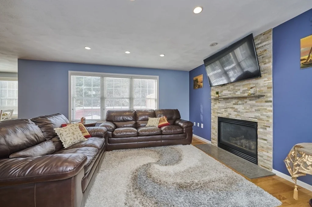 3 bed, 3 bath apartment for rent at 27 Cranberry Ln, Burlington — photo 7 of 39