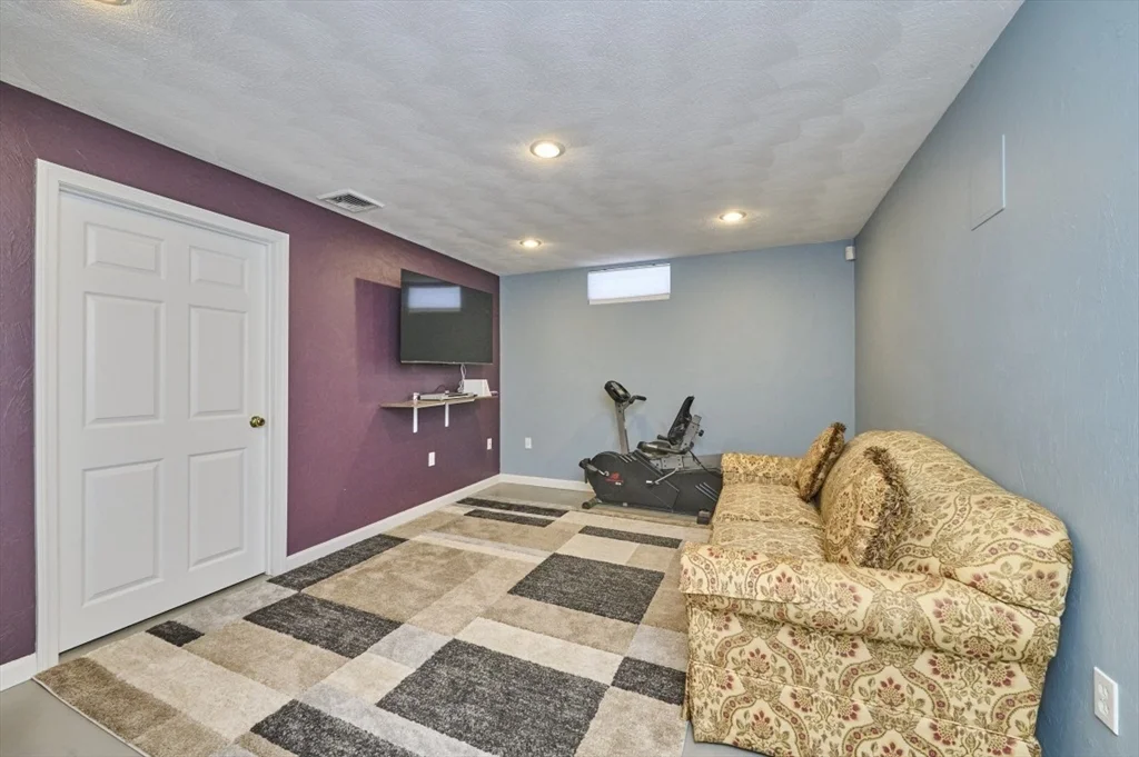 3 bed, 3 bath apartment for rent at 27 Cranberry Ln, Burlington — photo 28 of 39