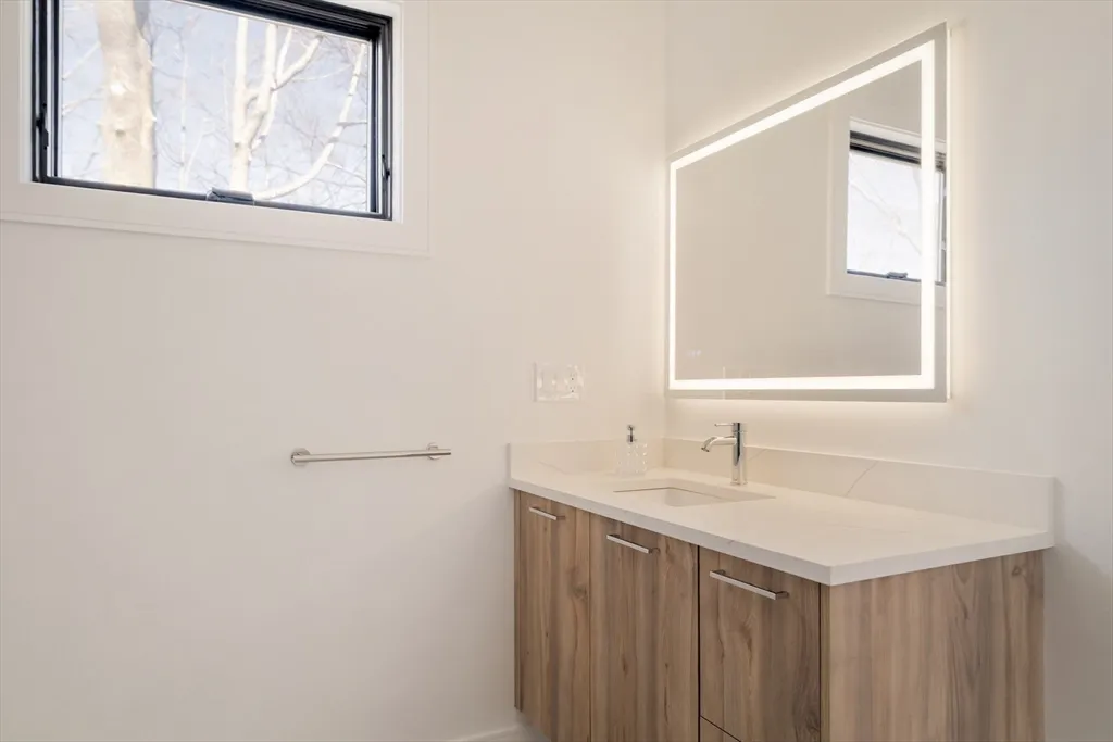 5 bed, 4+ bath apartment for rent at 27 Cross St Unit 27, Newton — photo 36 of 40