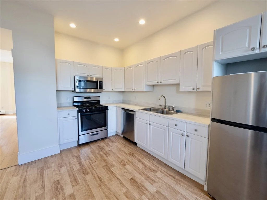 Studio bed, 1 bath apartment for rent at 27 Fort Ave Unit 2, Roxbury — photo 4 of 7