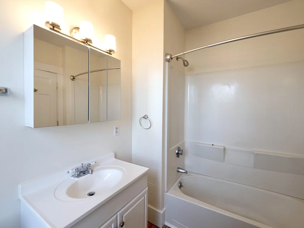 Studio bed, 1 bath apartment for rent at 27 Fort Ave Unit 2, Roxbury — photo 5 of 7