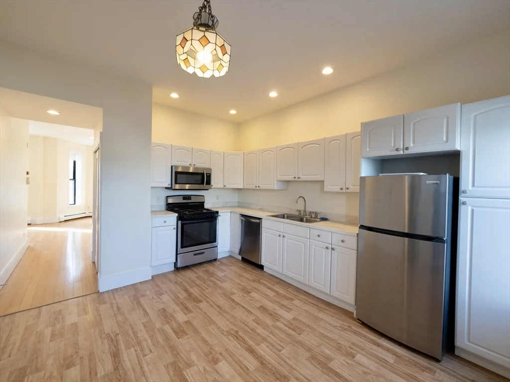 Studio bed, 1 bath apartment for rent at 27 Fort Ave Unit 2, Roxbury — photo 3 of 7