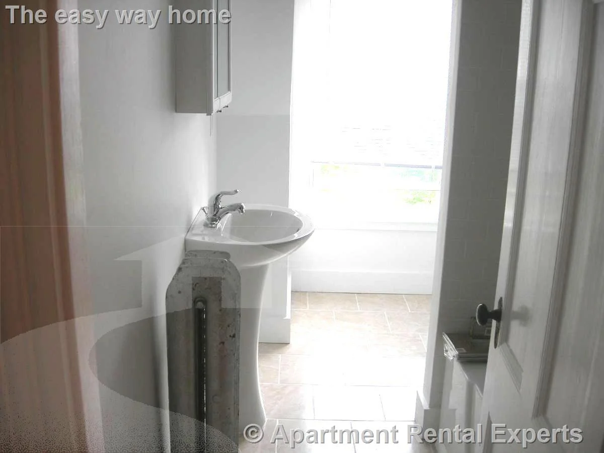 3 bed, 1 bath apartment for rent at 27 Hammond St Unit 3, Baldwin — photo 7 of 8