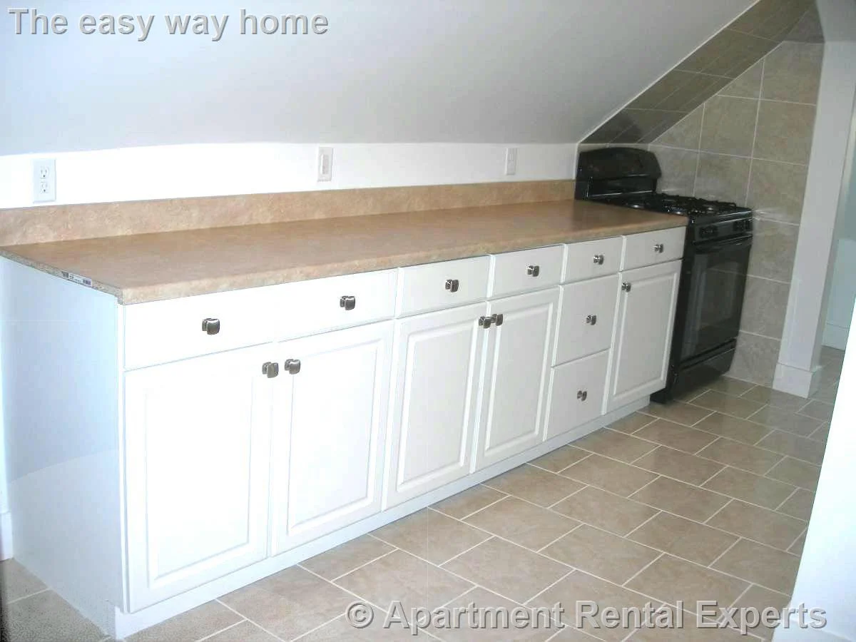 3 bed, 1 bath apartment for rent at 27 Hammond St Unit 3, Baldwin — photo 2 of 8