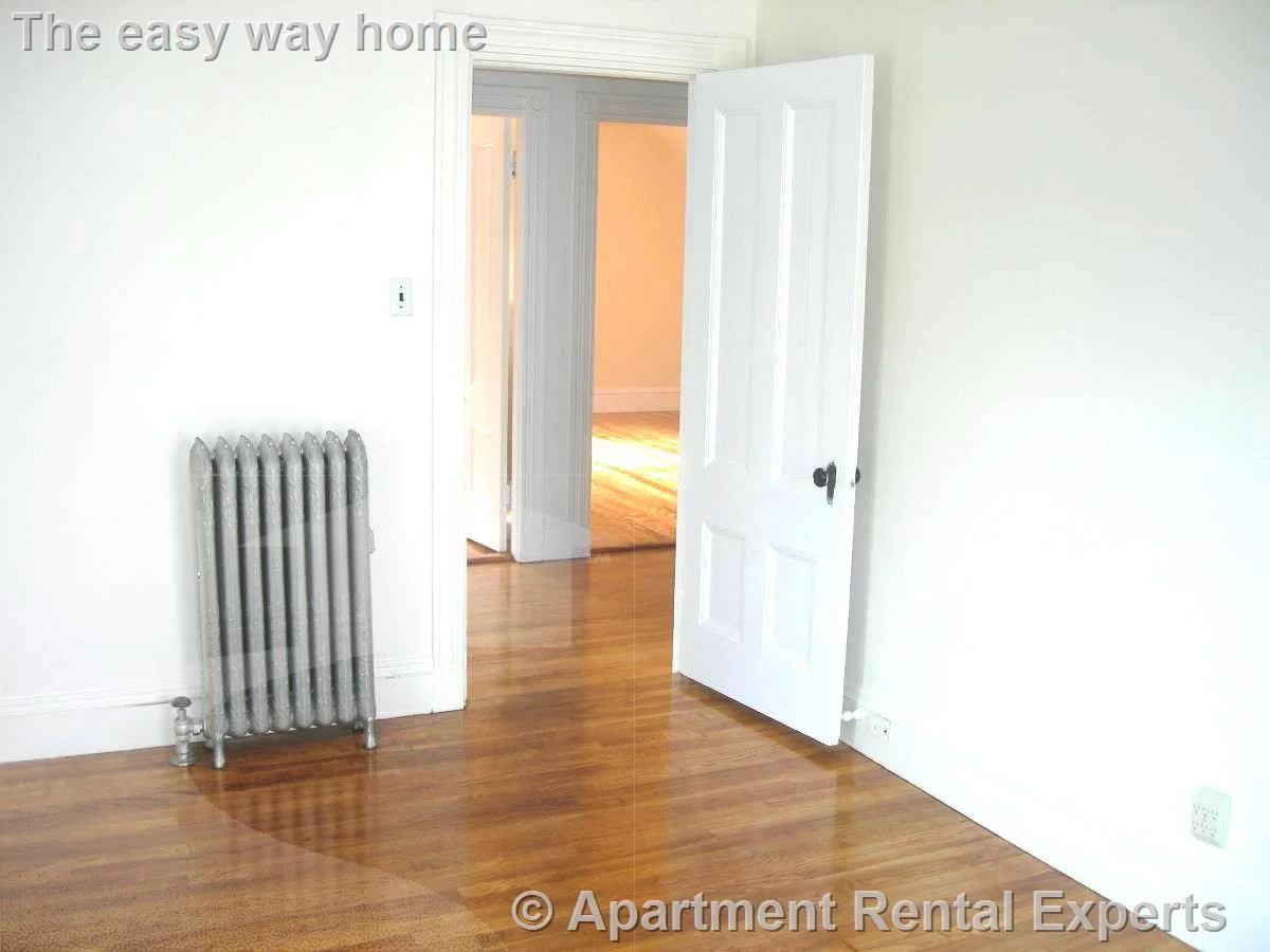 3 bed, 1 bath apartment for rent at 27 Hammond St Unit 3, Baldwin — photo 5 of 8