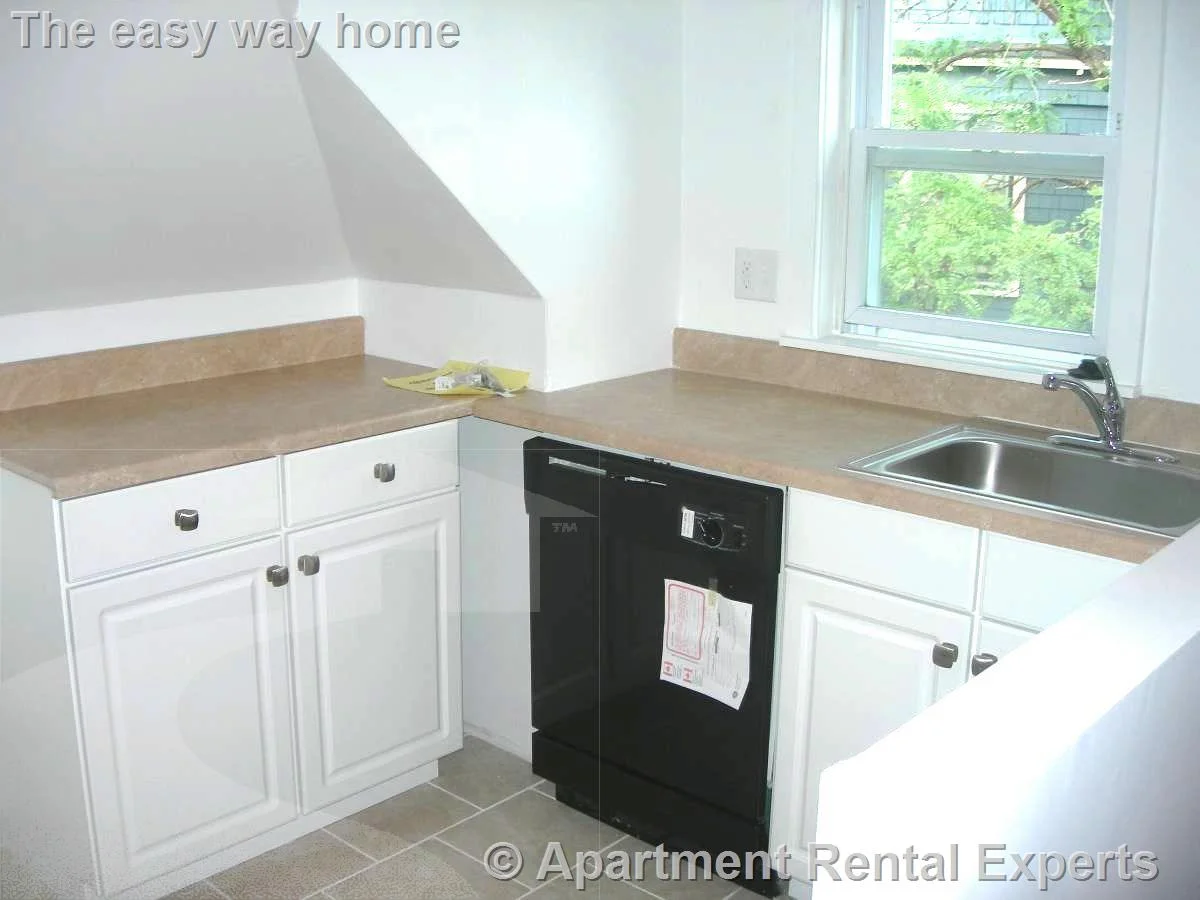 3 bed, 1 bath apartment for rent at 27 Hammond St Unit 3, Baldwin — photo 1 of 8