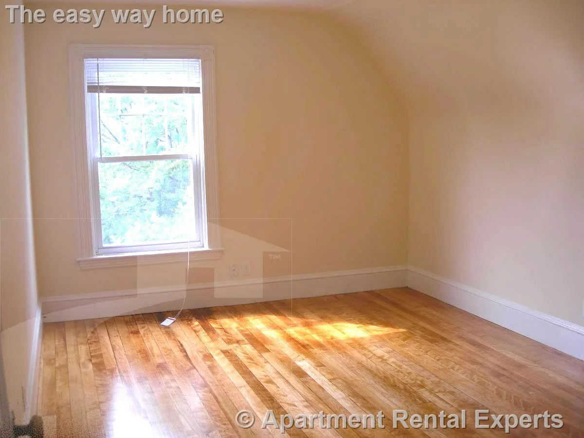 3 bed, 1 bath apartment for rent at 27 Hammond St Unit 3, Baldwin — photo 4 of 8