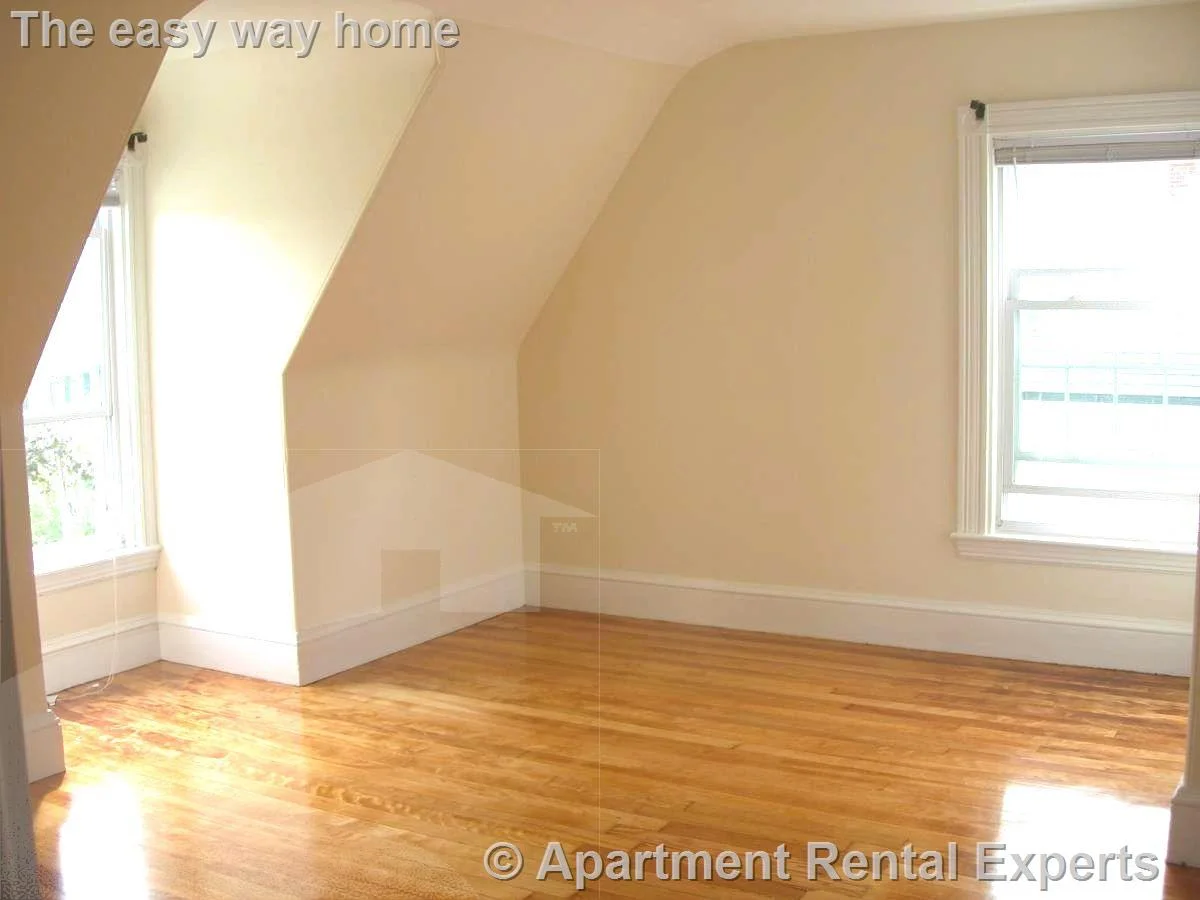 3 bed, 1 bath apartment for rent at 27 Hammond St Unit 3, Baldwin — photo 3 of 8