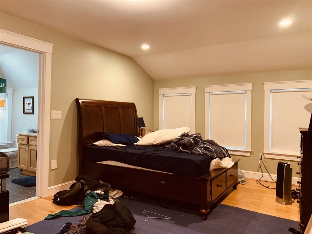 5 bed, 2 bath apartment for rent at 27 Iroquois Unit Street, Mission Hill — photo 10 of 16