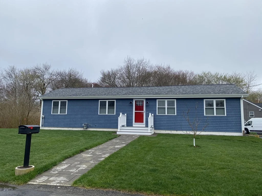 2 bed, 1 bath apartment for rent at 27 Lees River Dr Unit 0, Swansea — photo 1 of 12