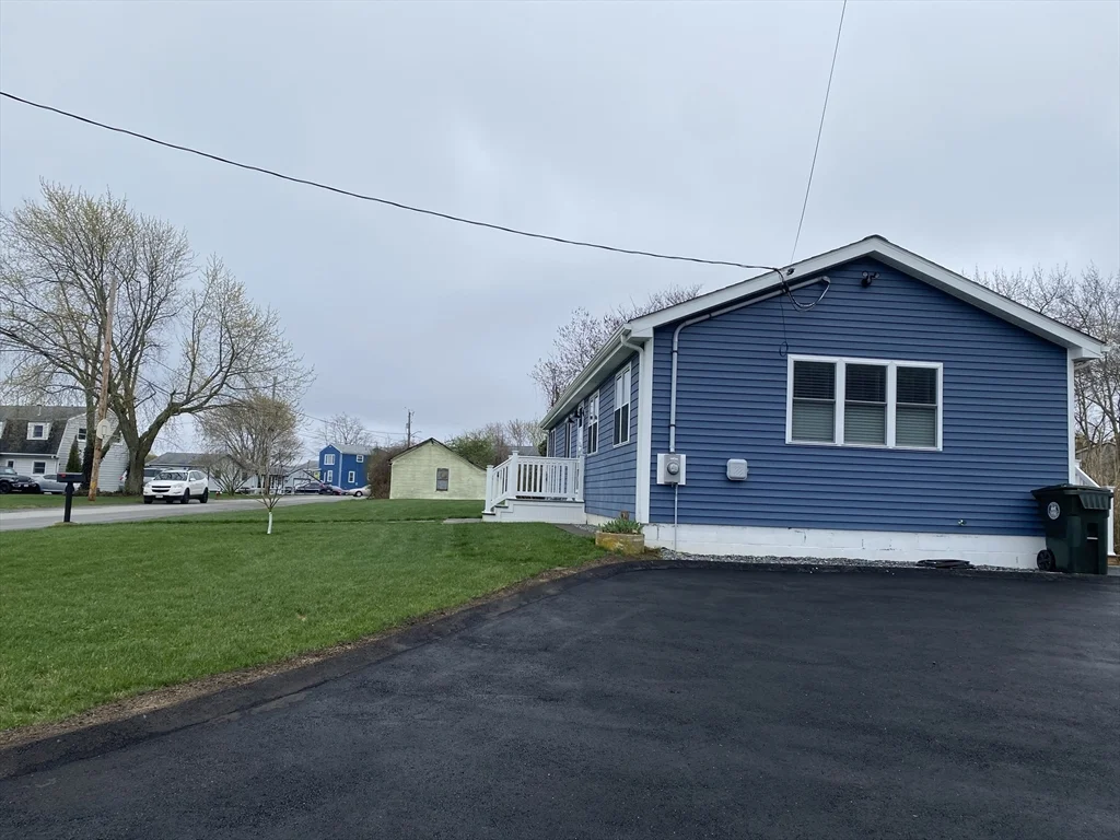 2 bed, 1 bath apartment for rent at 27 Lees River Dr Unit 0, Swansea — photo 11 of 12