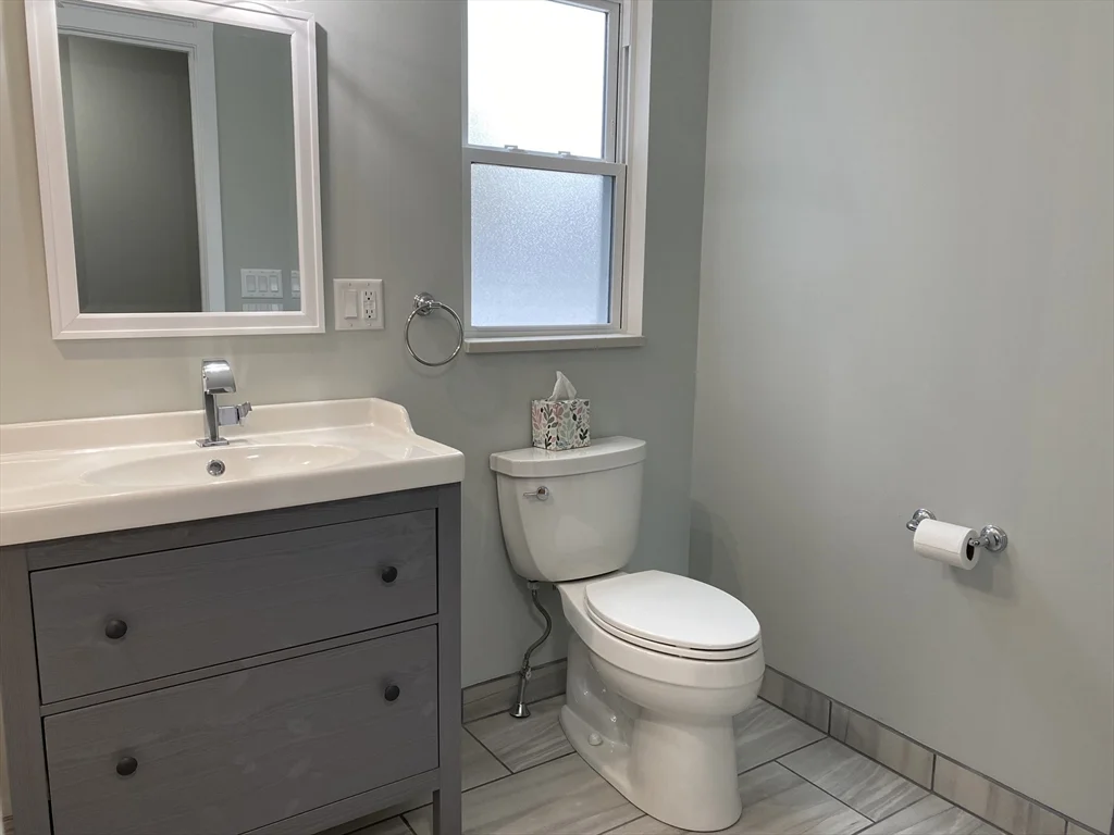 2 bed, 1 bath apartment for rent at 27 Lees River Dr Unit 0, Swansea — photo 5 of 12
