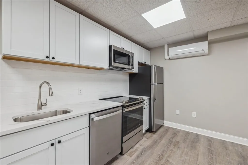 Studio bed, 1 bath apartment for rent at 27 Middle St Unit 1-1, Waltham — photo 2 of 8