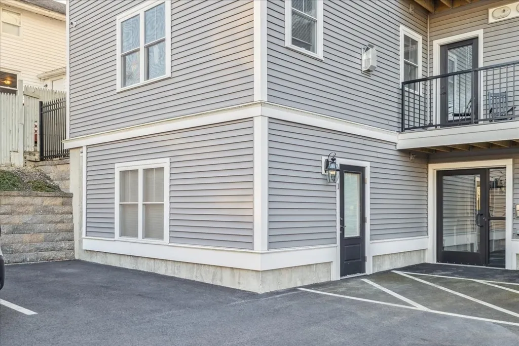 Studio bed, 1 bath apartment for rent at 27 Middle St Unit 1-1, Waltham — photo 4 of 8
