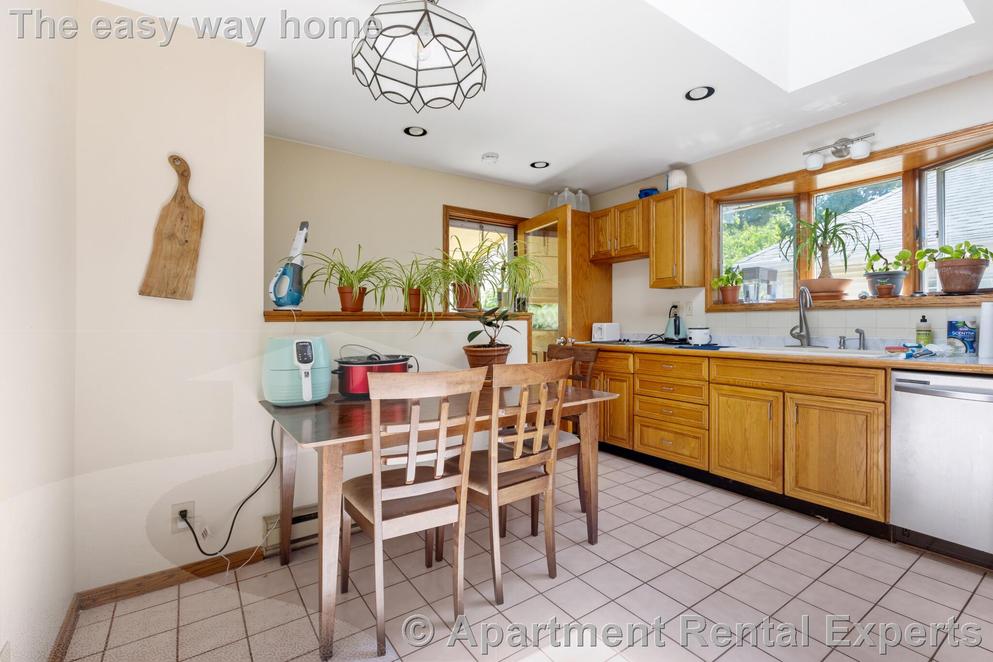 4 bed, 1 bath apartment for rent at 27 Murray Hill Rd Unit 2, Davis Square — photo 2 of 14