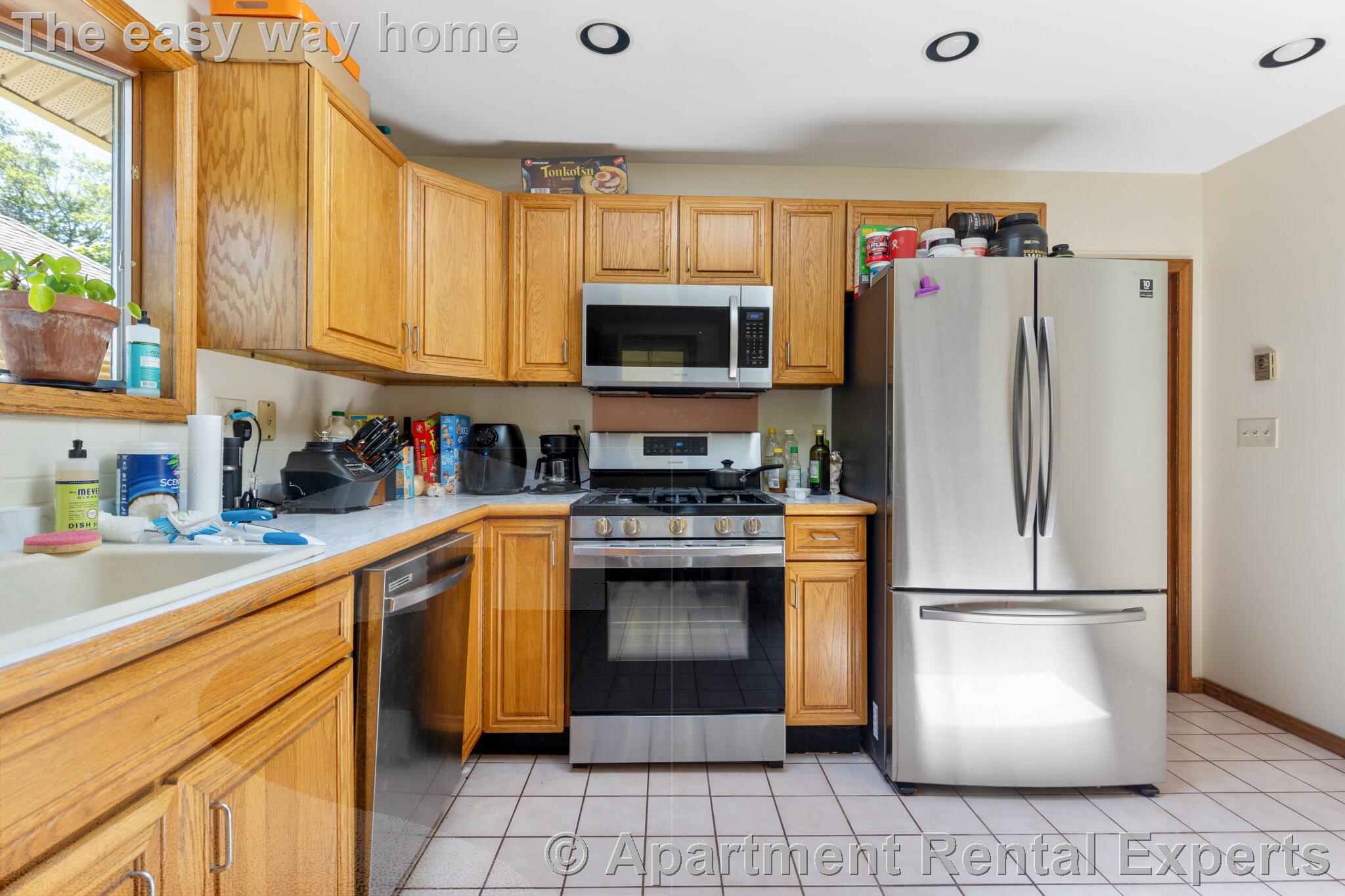 4 bed, 1 bath apartment for rent at 27 Murray Hill Rd Unit 2, Davis Square — photo 3 of 14