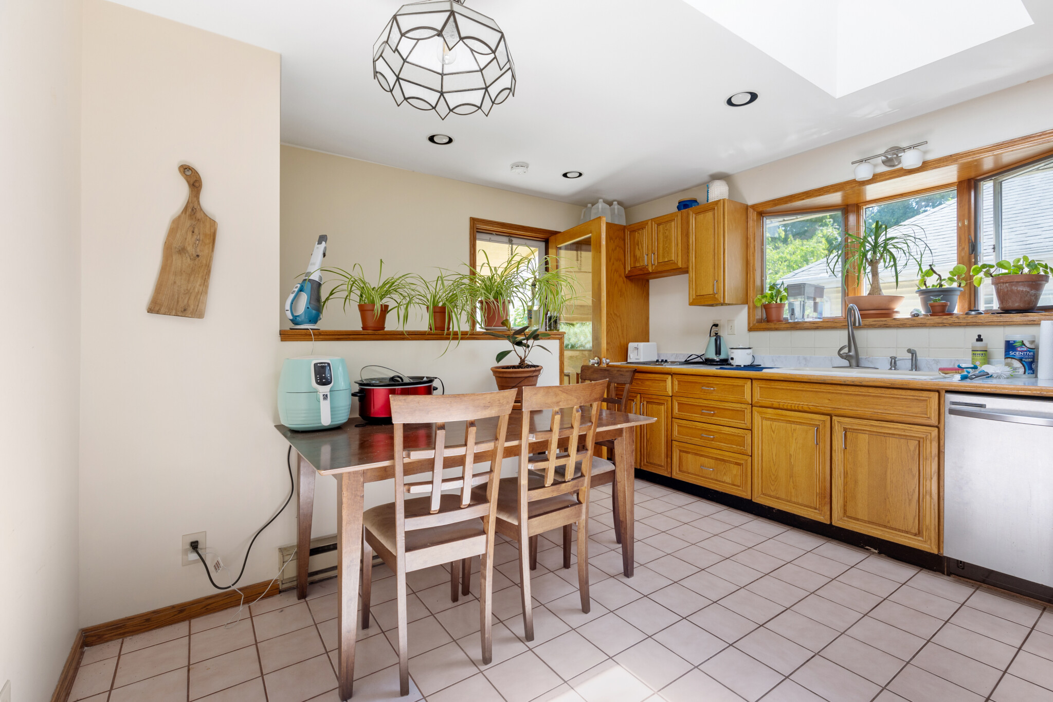 4 bed, 1.5 bath apartment for rent at 27 Murray Hill Rd Unit 2Nd Floor, North Cambridge — photo 14 of 16