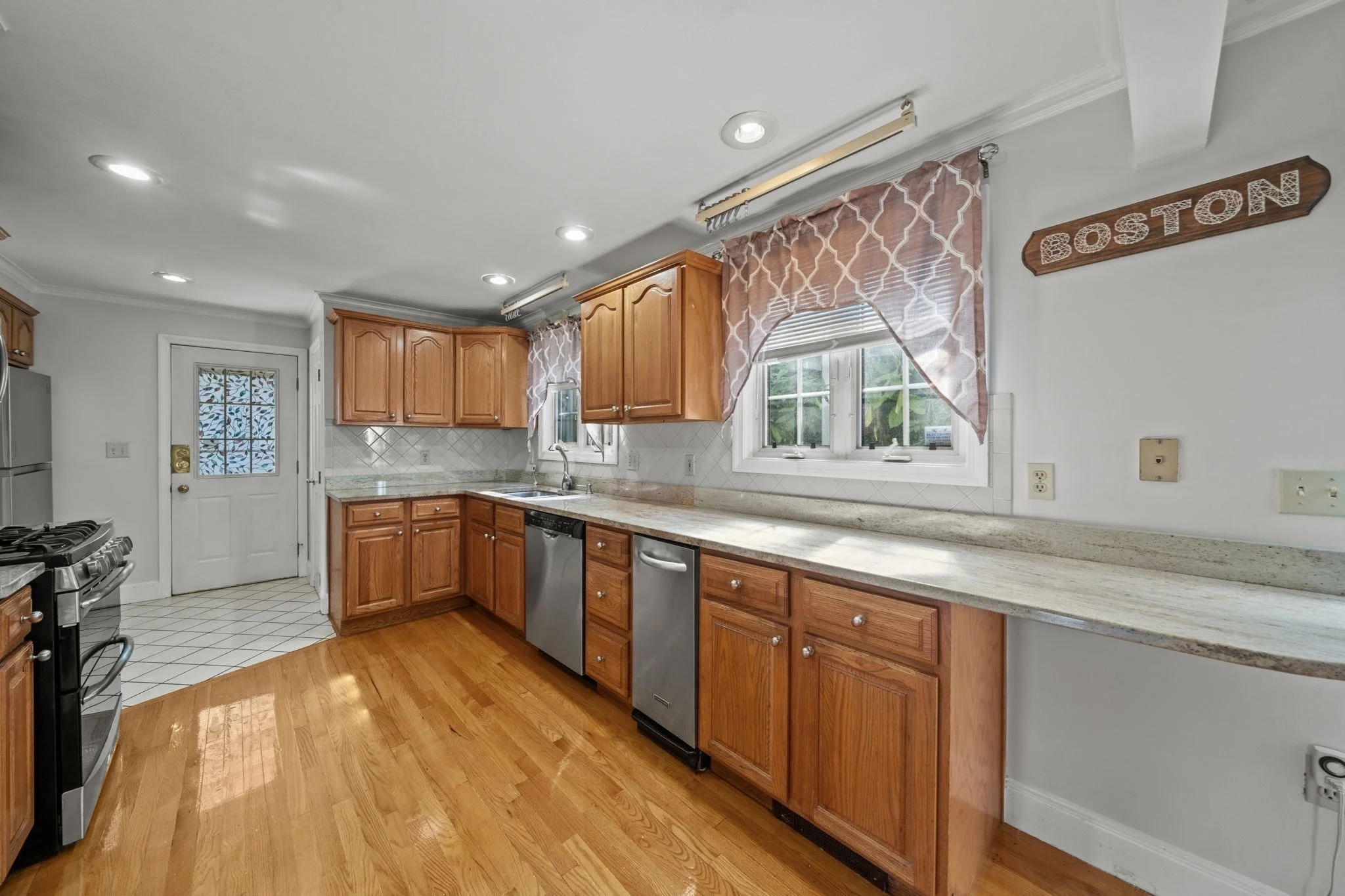 3 bed, 1 bath apartment for rent at 27 Northbourne Rd, Jamaica Plain — photo 4 of 28