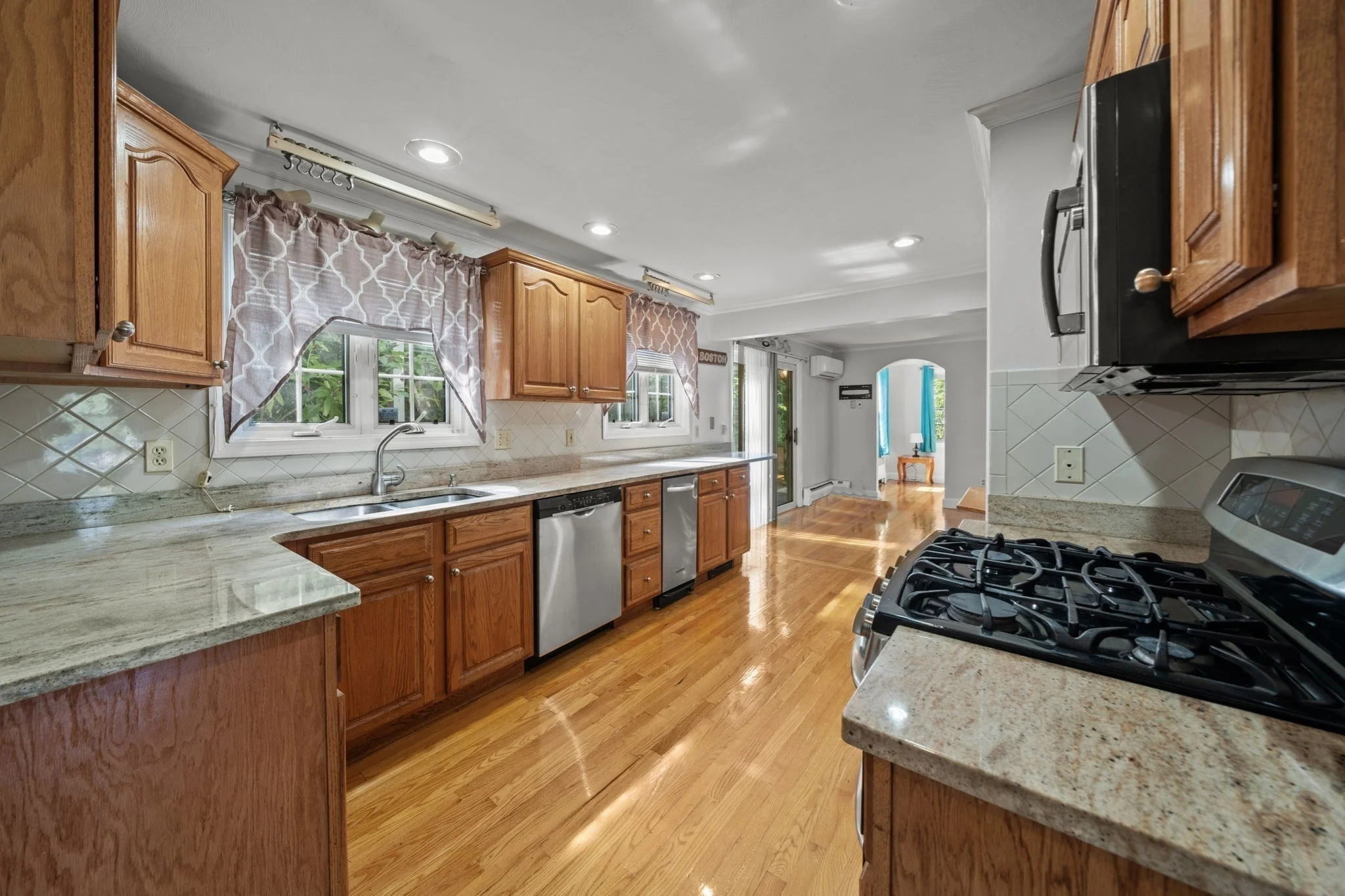 3 bed, 1 bath apartment for rent at 27 Northbourne Rd, Jamaica Plain — photo 3 of 28