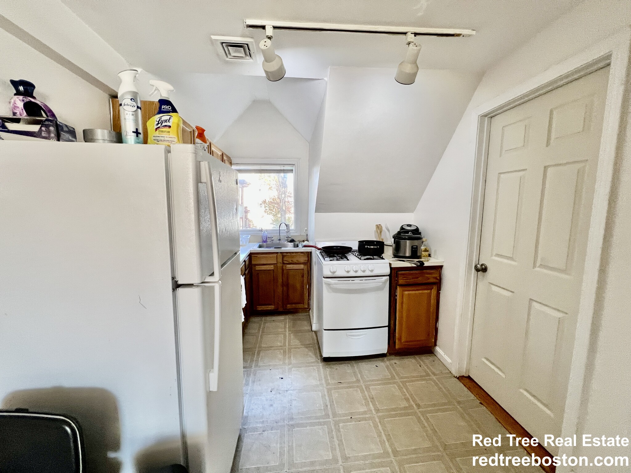 8+ bed, 3.5 bath apartment for rent at 27 Orkney Rd, Brighton — photo 13 of 26