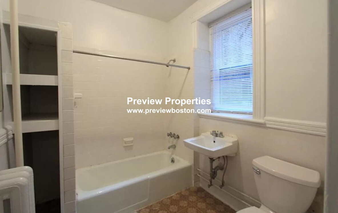 Studio bed, 1 bath apartment for rent at 27 Park Dr Unit 14P, Fenway — photo 4 of 12