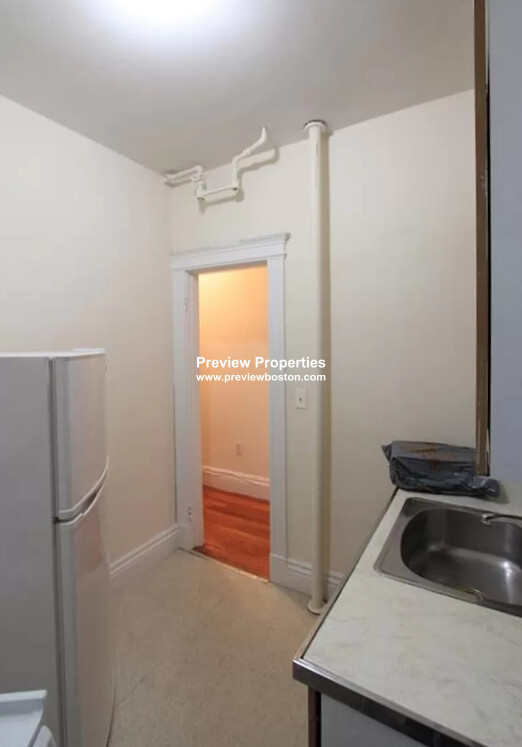 Studio bed, 1 bath apartment for rent at 27 Park Dr Unit 14P, Fenway — photo 3 of 12