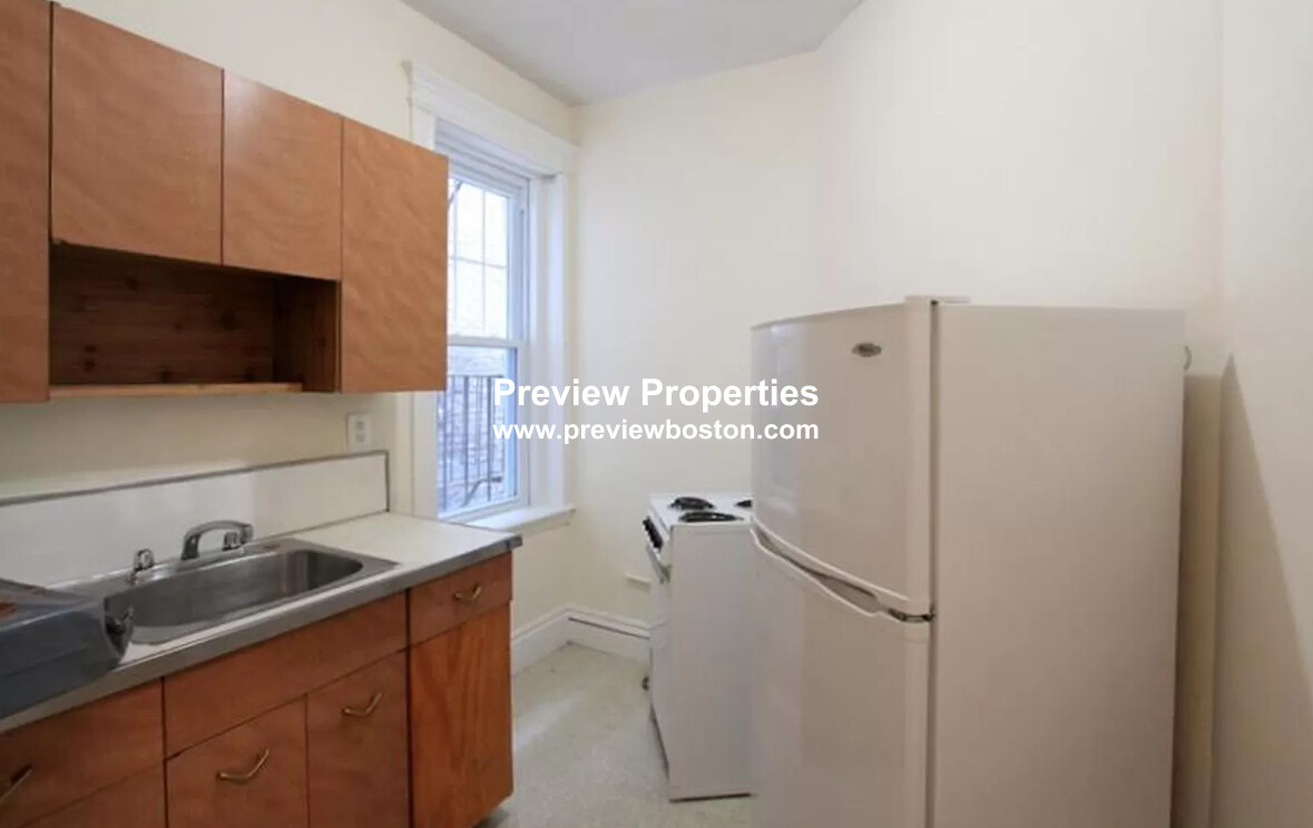 Studio bed, 1 bath apartment for rent at 27 Park Dr Unit 14P, Fenway — photo 2 of 12
