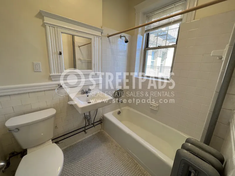 Studio bed, 1 bath apartment for rent at 27 Park Dr Unit 15, Fenway — photo 6 of 17