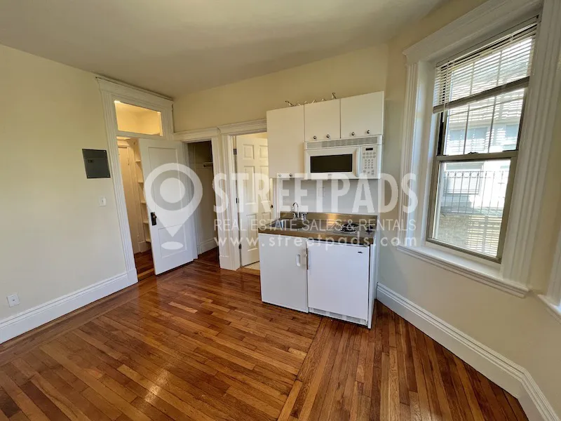 Studio bed, 1 bath apartment for rent at 27 Park Dr Unit 15, Fenway — photo 4 of 17
