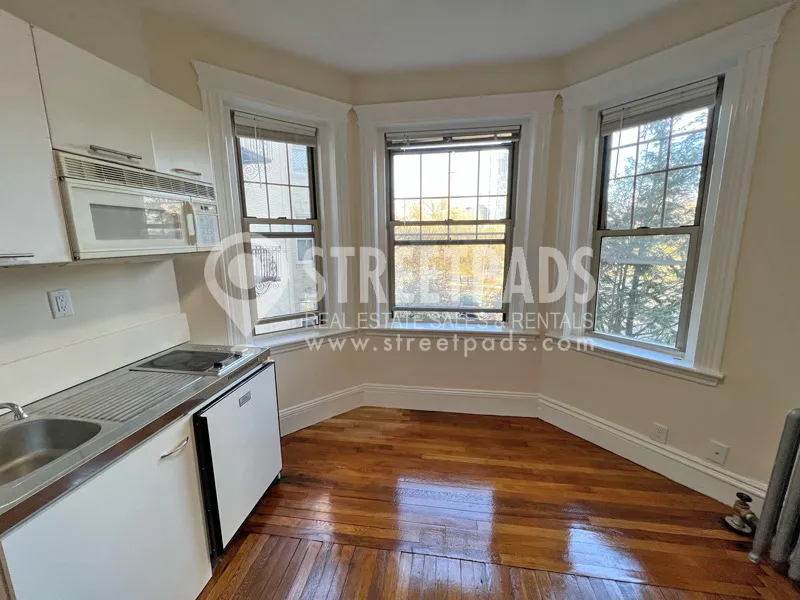 Studio bed, 1 bath apartment for rent at 27 Park Dr Unit 5, Fenway