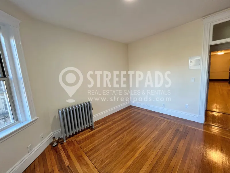 Studio bed, 1 bath apartment for rent at 27 Park Dr Unit 5, Fenway — photo 3 of 18