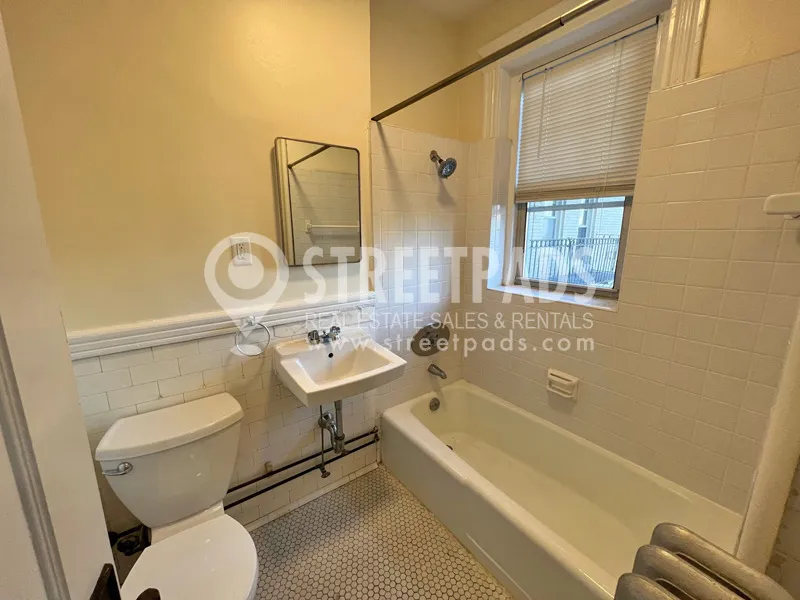 Studio bed, 1 bath apartment for rent at 27 Park Dr Unit 5, Fenway — photo 5 of 18